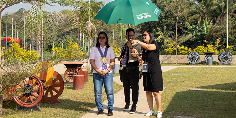 RD De Leon tours the Aurora Eco-Tourism Park with the assistance of MLGOO Peredo-Zinampan