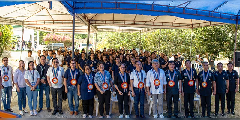Rep. Lara, Usec. Iringan, RD De Leon, with officials from the DILG, BFP, BJMP, DAR, DPWH, and DILG staff pose for a group photo during the ceremonial ground breaking of the new office building.