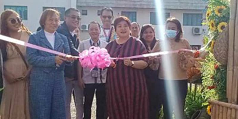 LGCDD Chief Elsbeth T. Maralli (right most) joins Mayor Ting (center), DA Executive Director Rose Mary G. Aquino and DTI Asst. Director Winston Singun((2nd and 3rd from left), and LGU officials and functionaries during the ribbon-cutting ceremony of the KADIWA ng Pangulo sa Tuguegarao