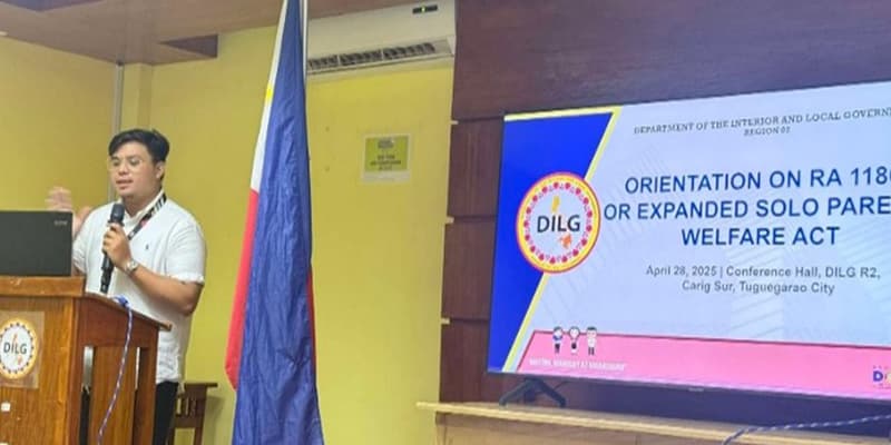 DILG Regional Office 2, Carig Sur, Tuguegarao City – Aktibong ibinabahagi ni Legal Assistant II Enrico Miguel S. Gonzales ang impormasyon ukol sa Expanded Solo Parents Welfare Act sa ginanap na Oryentasyon sa bulwagan ng Pannrehiyong Tanggapan.